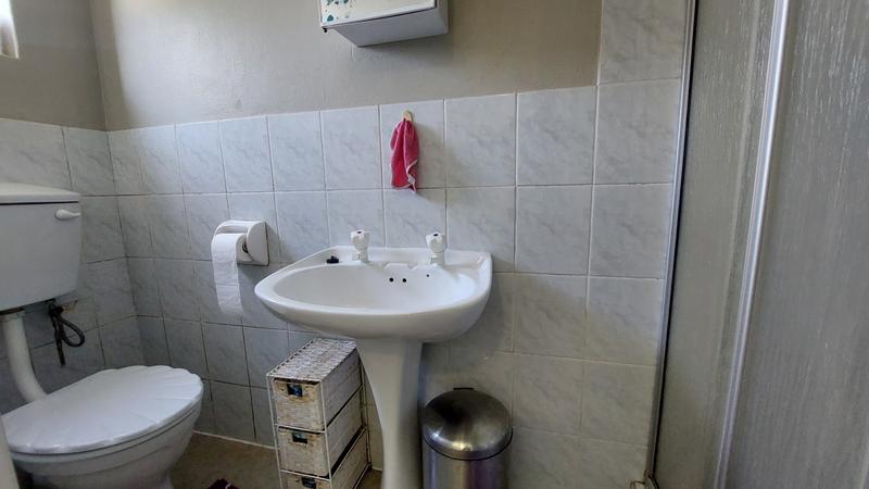 1 Bedroom Property for Sale in Oakglen Western Cape